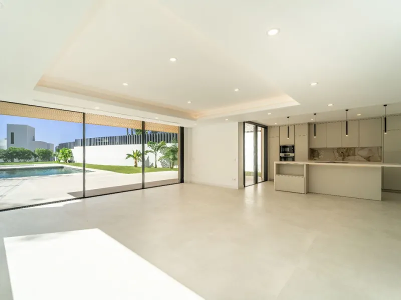 Great privacy. Undistracted amazing South orientacion. Convenient position with: • Only 5 minutes from A7 highway • Only 5 minutes to Benalmadena Old Town. • Only 5 minutes to Beach and Benalmadena Coast zone. •Only 20/30 minutes to Fuengirola and Marbell