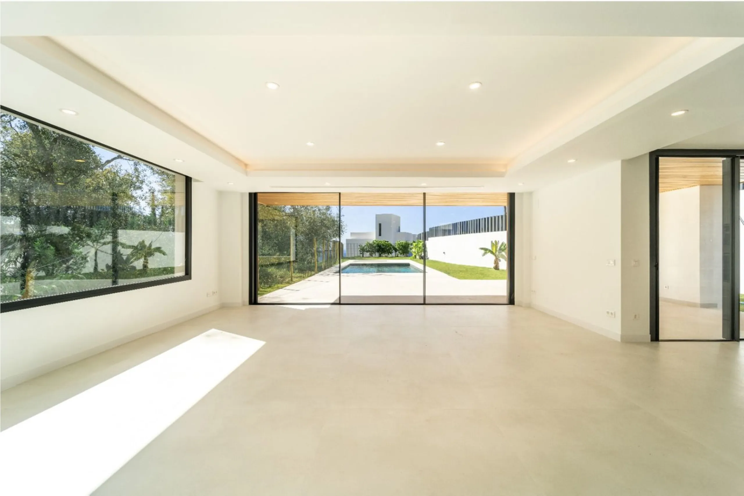Great privacy. Undistracted amazing South orientacion. Convenient position with: • Only 5 minutes from A7 highway • Only 5 minutes to Benalmadena Old Town. • Only 5 minutes to Beach and Benalmadena Coast zone. •Only 20/30 minutes to Fuengirola and Marbell