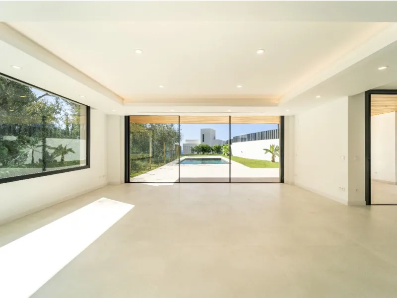 Great privacy. Undistracted amazing South orientacion. Convenient position with: • Only 5 minutes from A7 highway • Only 5 minutes to Benalmadena Old Town. • Only 5 minutes to Beach and Benalmadena Coast zone. •Only 20/30 minutes to Fuengirola and Marbell