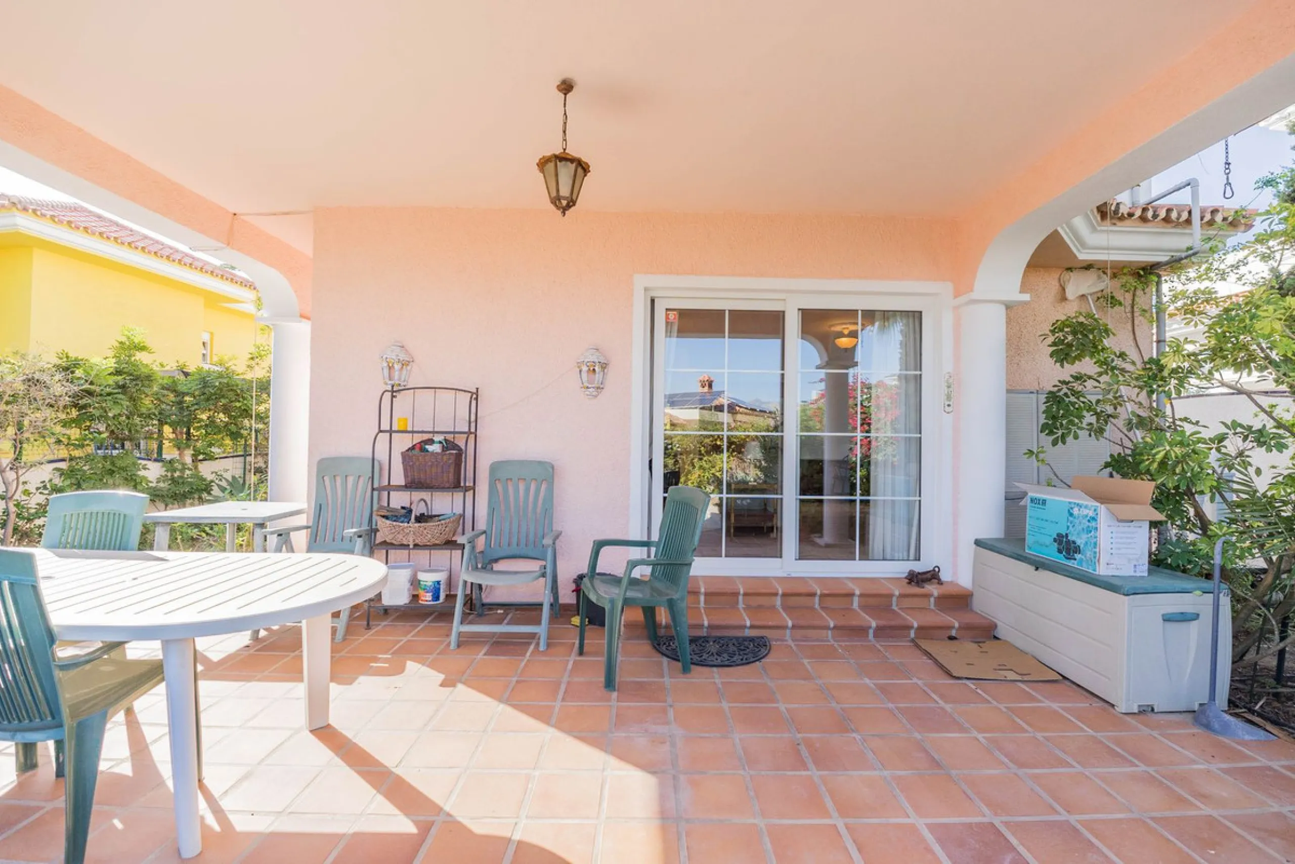 This villa is located in an elevated and quiet residential area of Fuengirola, offering completely open views towards Sohail Castle, the sea and the surrounding mountains. The position and orientation of the property provide excellent natural light and a 