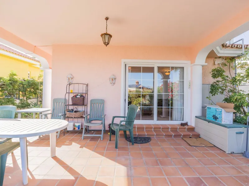 This villa is located in an elevated and quiet residential area of Fuengirola, offering completely open views towards Sohail Castle, the sea and the surrounding mountains. The position and orientation of the property provide excellent natural light and a 