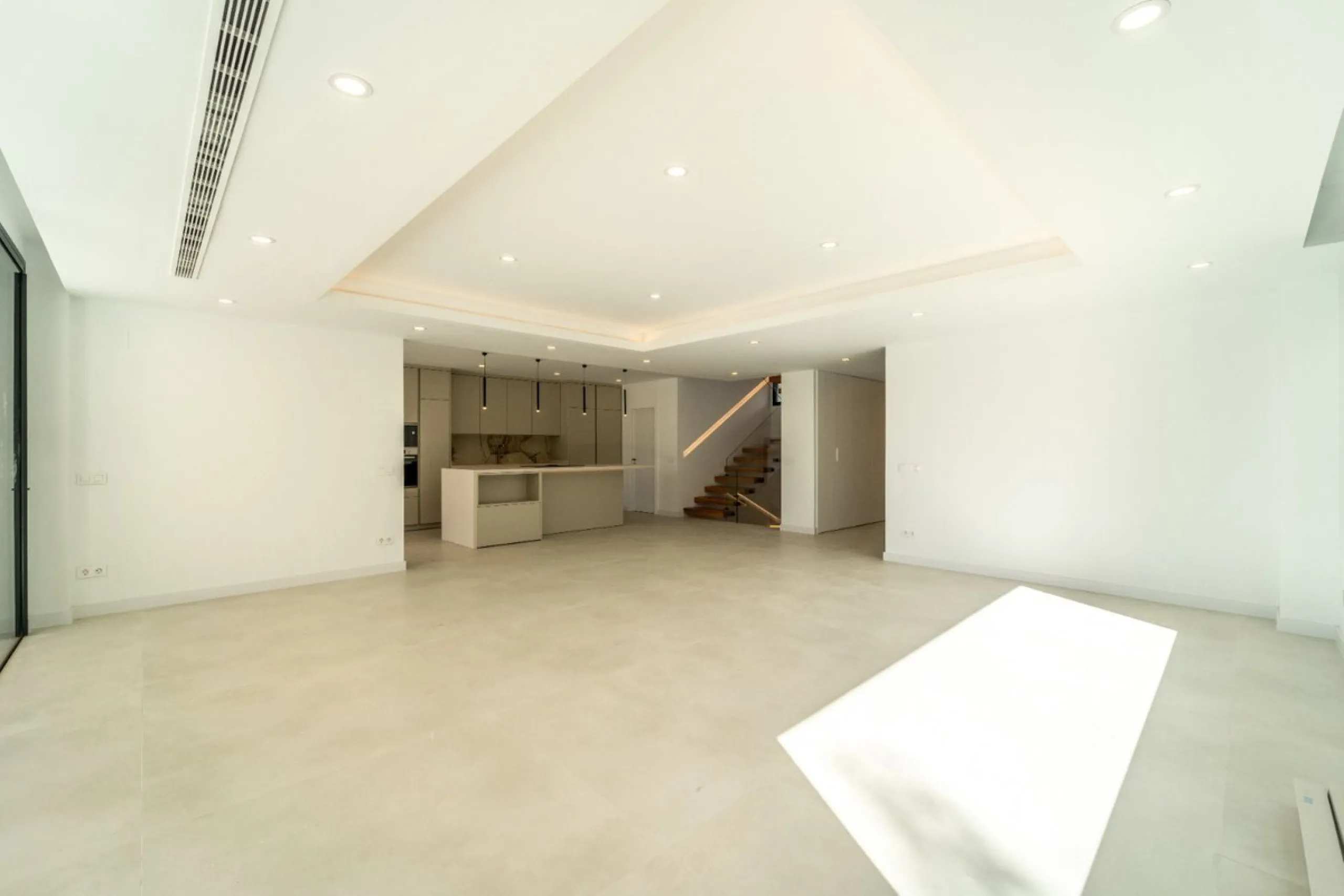 Great privacy. Undistracted amazing South orientacion. Convenient position with: • Only 5 minutes from A7 highway • Only 5 minutes to Benalmadena Old Town. • Only 5 minutes to Beach and Benalmadena Coast zone. •Only 20/30 minutes to Fuengirola and Marbell