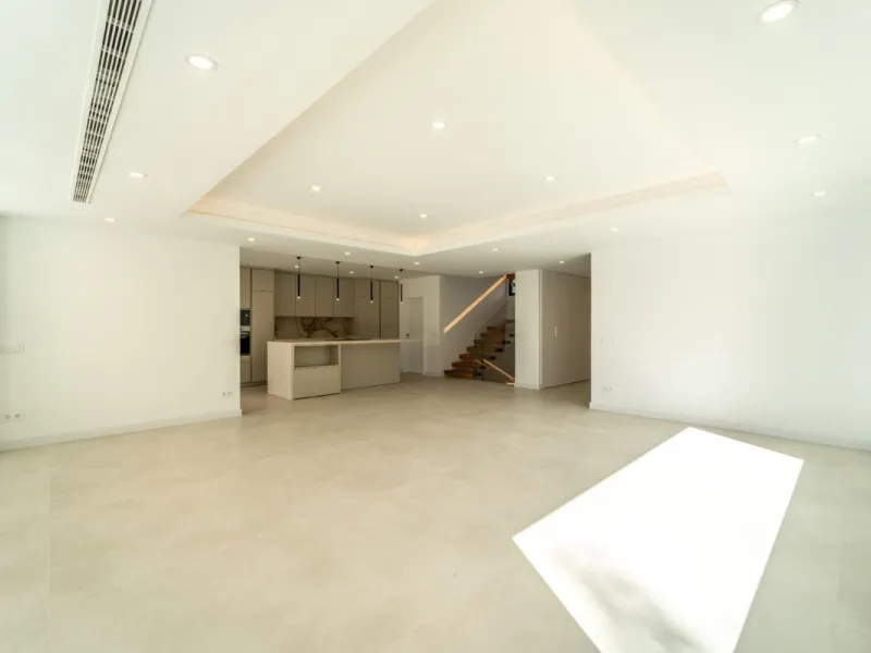 Great privacy. Undistracted amazing South orientacion. Convenient position with: • Only 5 minutes from A7 highway • Only 5 minutes to Benalmadena Old Town. • Only 5 minutes to Beach and Benalmadena Coast zone. •Only 20/30 minutes to Fuengirola and Marbell