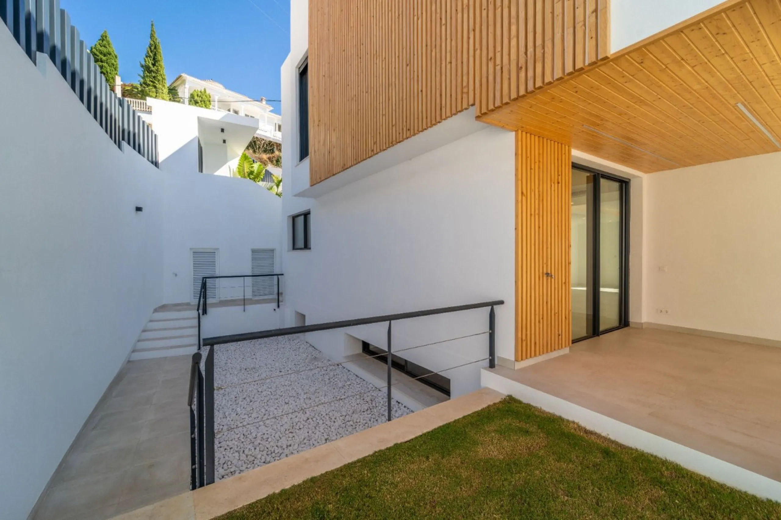 Great privacy. Undistracted amazing South orientacion. Convenient position with: • Only 5 minutes from A7 highway • Only 5 minutes to Benalmadena Old Town. • Only 5 minutes to Beach and Benalmadena Coast zone. •Only 20/30 minutes to Fuengirola and Marbell