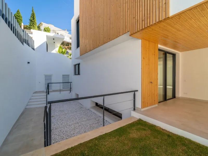 Great privacy. Undistracted amazing South orientacion. Convenient position with: • Only 5 minutes from A7 highway • Only 5 minutes to Benalmadena Old Town. • Only 5 minutes to Beach and Benalmadena Coast zone. •Only 20/30 minutes to Fuengirola and Marbell
