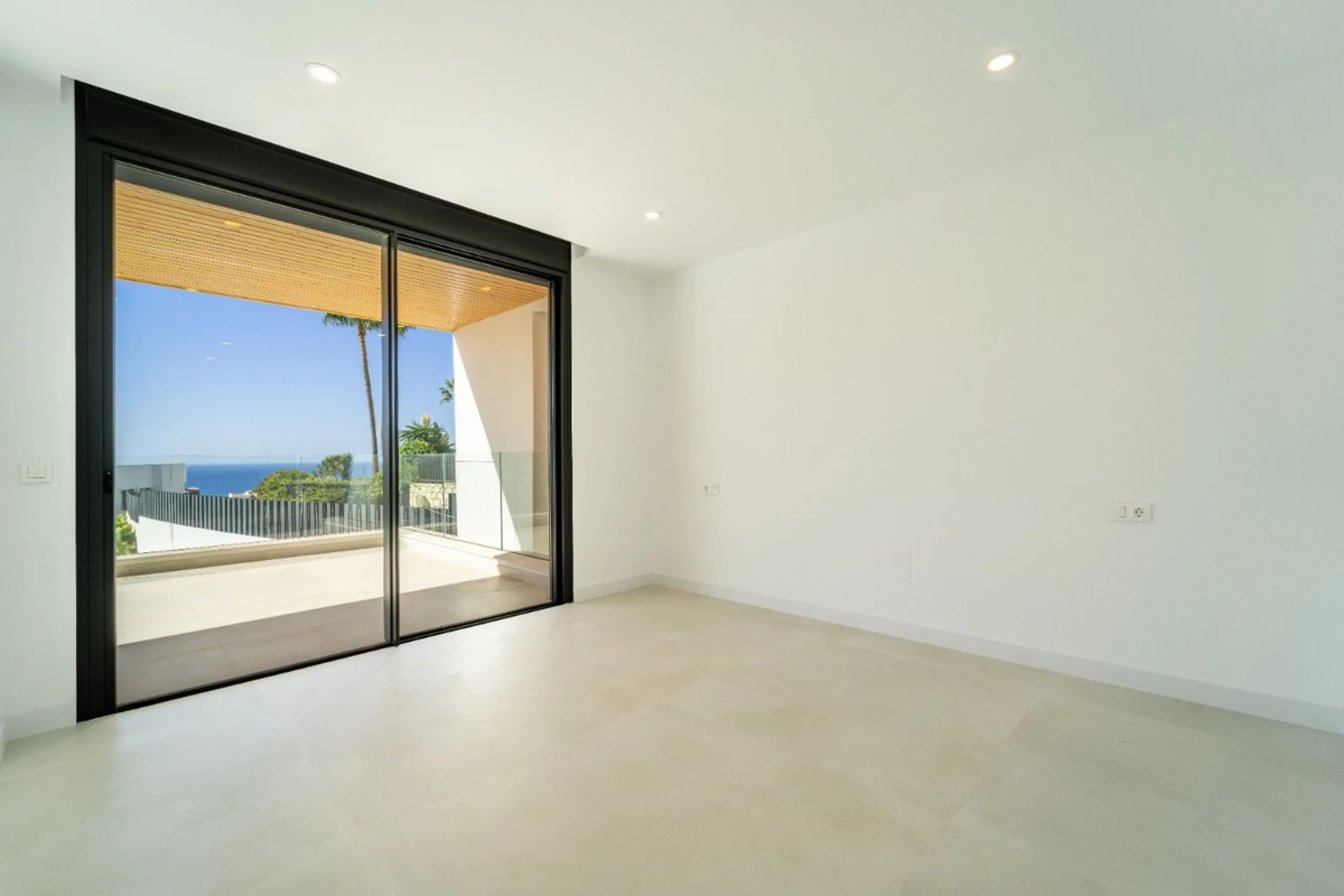 Great privacy. Undistracted amazing South orientacion. Convenient position with: • Only 5 minutes from A7 highway • Only 5 minutes to Benalmadena Old Town. • Only 5 minutes to Beach and Benalmadena Coast zone. •Only 20/30 minutes to Fuengirola and Marbell