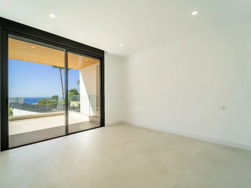 Great privacy. Undistracted amazing South orientacion. Convenient position with: • Only 5 minutes from A7 highway • Only 5 minutes to Benalmadena Old Town. • Only 5 minutes to Beach and Benalmadena Coast zone. •Only 20/30 minutes to Fuengirola and Marbell