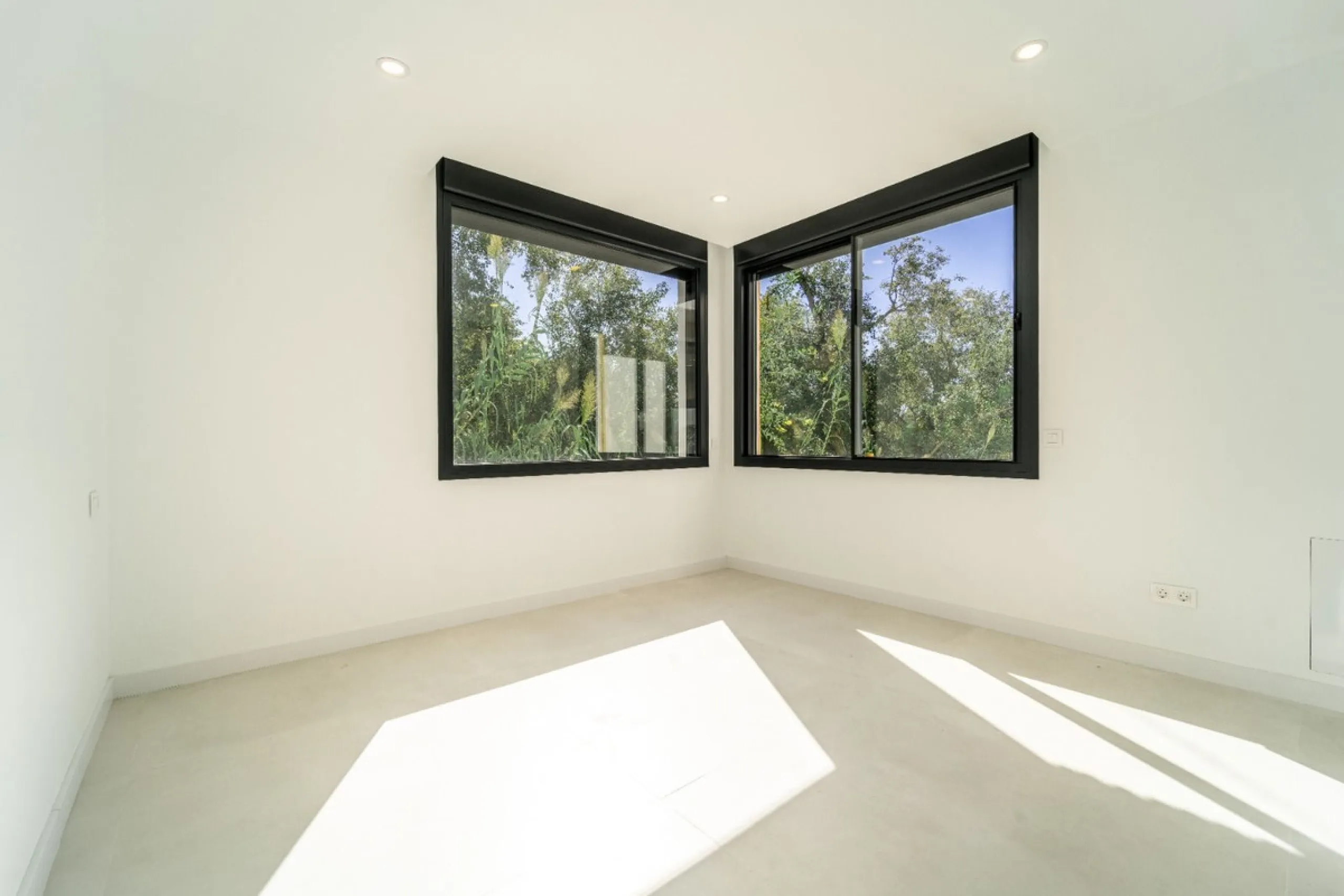 Great privacy. Undistracted amazing South orientacion. Convenient position with: • Only 5 minutes from A7 highway • Only 5 minutes to Benalmadena Old Town. • Only 5 minutes to Beach and Benalmadena Coast zone. •Only 20/30 minutes to Fuengirola and Marbell