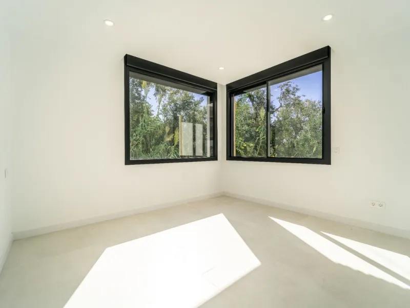 Great privacy. Undistracted amazing South orientacion. Convenient position with: • Only 5 minutes from A7 highway • Only 5 minutes to Benalmadena Old Town. • Only 5 minutes to Beach and Benalmadena Coast zone. •Only 20/30 minutes to Fuengirola and Marbell