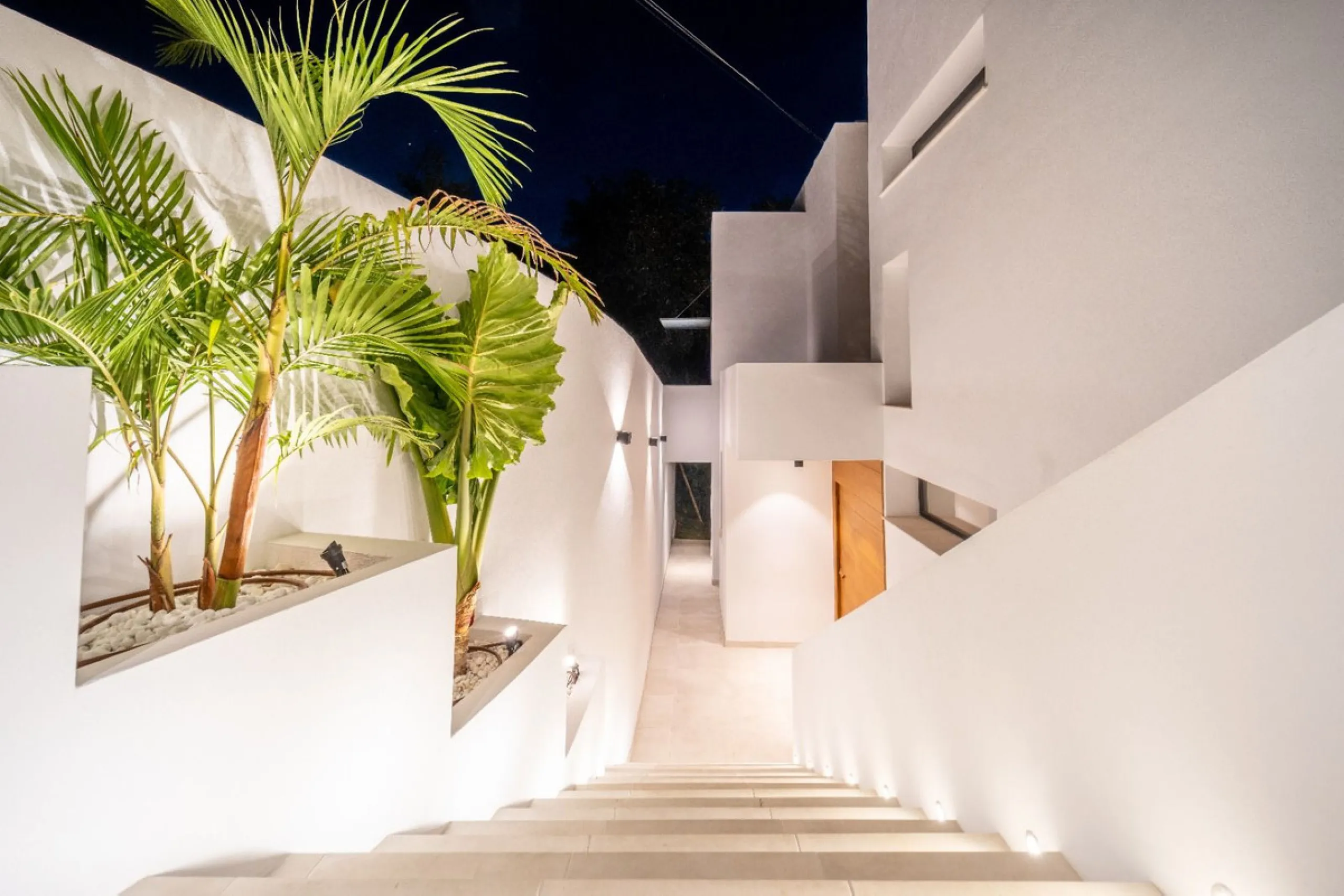 Great privacy. Undistracted amazing South orientacion. Convenient position with: • Only 5 minutes from A7 highway • Only 5 minutes to Benalmadena Old Town. • Only 5 minutes to Beach and Benalmadena Coast zone. •Only 20/30 minutes to Fuengirola and Marbell