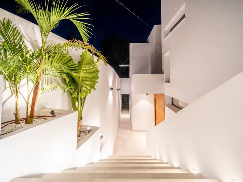 Great privacy. Undistracted amazing South orientacion. Convenient position with: • Only 5 minutes from A7 highway • Only 5 minutes to Benalmadena Old Town. • Only 5 minutes to Beach and Benalmadena Coast zone. •Only 20/30 minutes to Fuengirola and Marbell