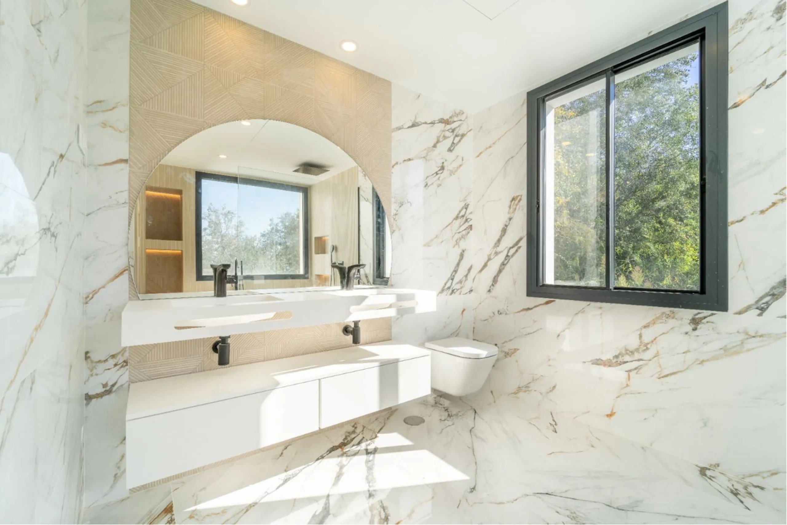 Great privacy. Undistracted amazing South orientacion. Convenient position with: • Only 5 minutes from A7 highway • Only 5 minutes to Benalmadena Old Town. • Only 5 minutes to Beach and Benalmadena Coast zone. •Only 20/30 minutes to Fuengirola and Marbell
