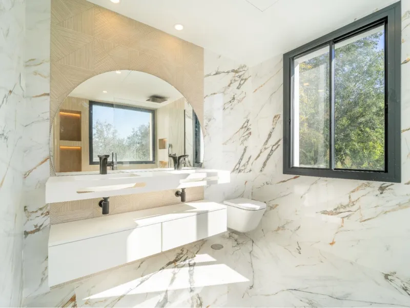Great privacy. Undistracted amazing South orientacion. Convenient position with: • Only 5 minutes from A7 highway • Only 5 minutes to Benalmadena Old Town. • Only 5 minutes to Beach and Benalmadena Coast zone. •Only 20/30 minutes to Fuengirola and Marbell