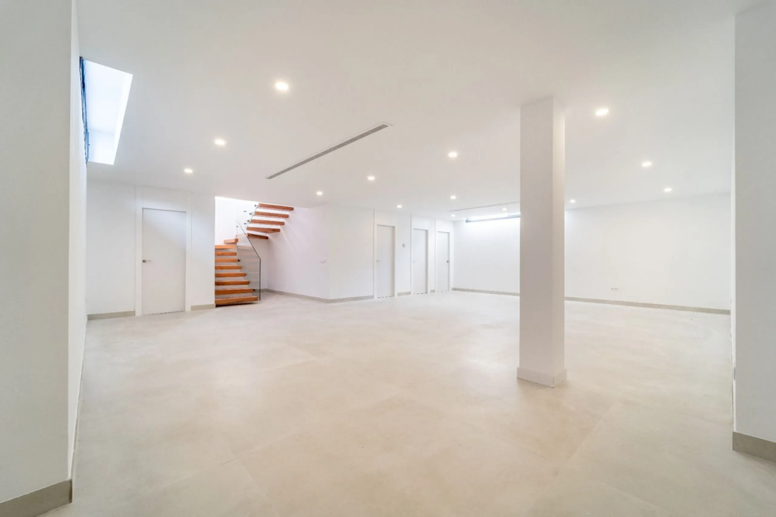 Great privacy. Undistracted amazing South orientacion. Convenient position with: • Only 5 minutes from A7 highway • Only 5 minutes to Benalmadena Old Town. • Only 5 minutes to Beach and Benalmadena Coast zone. •Only 20/30 minutes to Fuengirola and Marbell