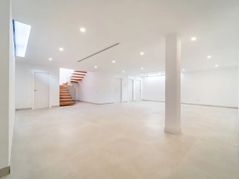 Great privacy. Undistracted amazing South orientacion. Convenient position with: • Only 5 minutes from A7 highway • Only 5 minutes to Benalmadena Old Town. • Only 5 minutes to Beach and Benalmadena Coast zone. •Only 20/30 minutes to Fuengirola and Marbell