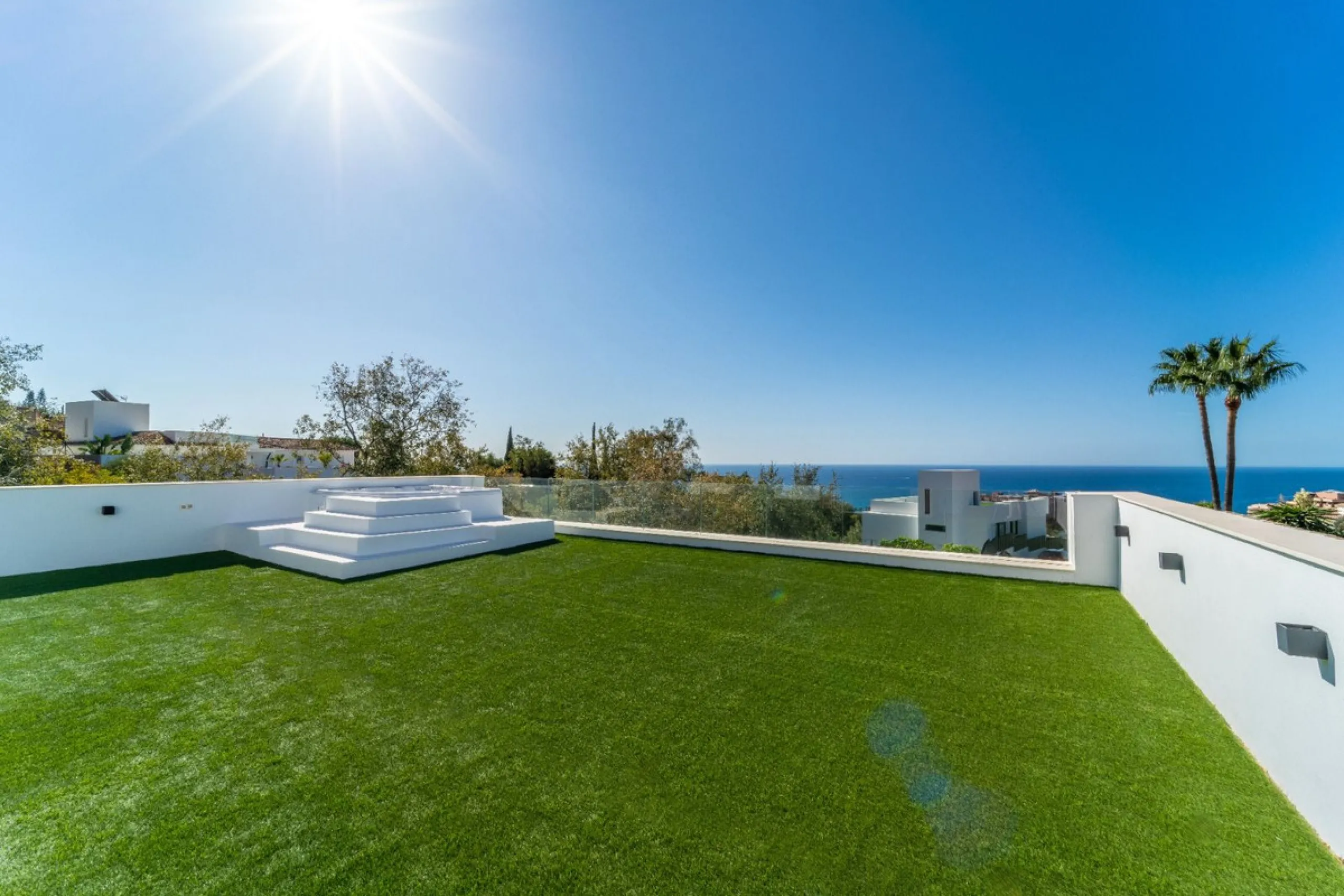 Great privacy. Undistracted amazing South orientacion. Convenient position with: • Only 5 minutes from A7 highway • Only 5 minutes to Benalmadena Old Town. • Only 5 minutes to Beach and Benalmadena Coast zone. •Only 20/30 minutes to Fuengirola and Marbell