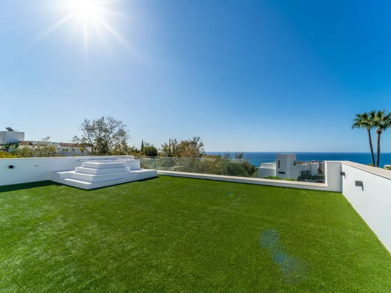 Great privacy. Undistracted amazing South orientacion. Convenient position with: • Only 5 minutes from A7 highway • Only 5 minutes to Benalmadena Old Town. • Only 5 minutes to Beach and Benalmadena Coast zone. •Only 20/30 minutes to Fuengirola and Marbell