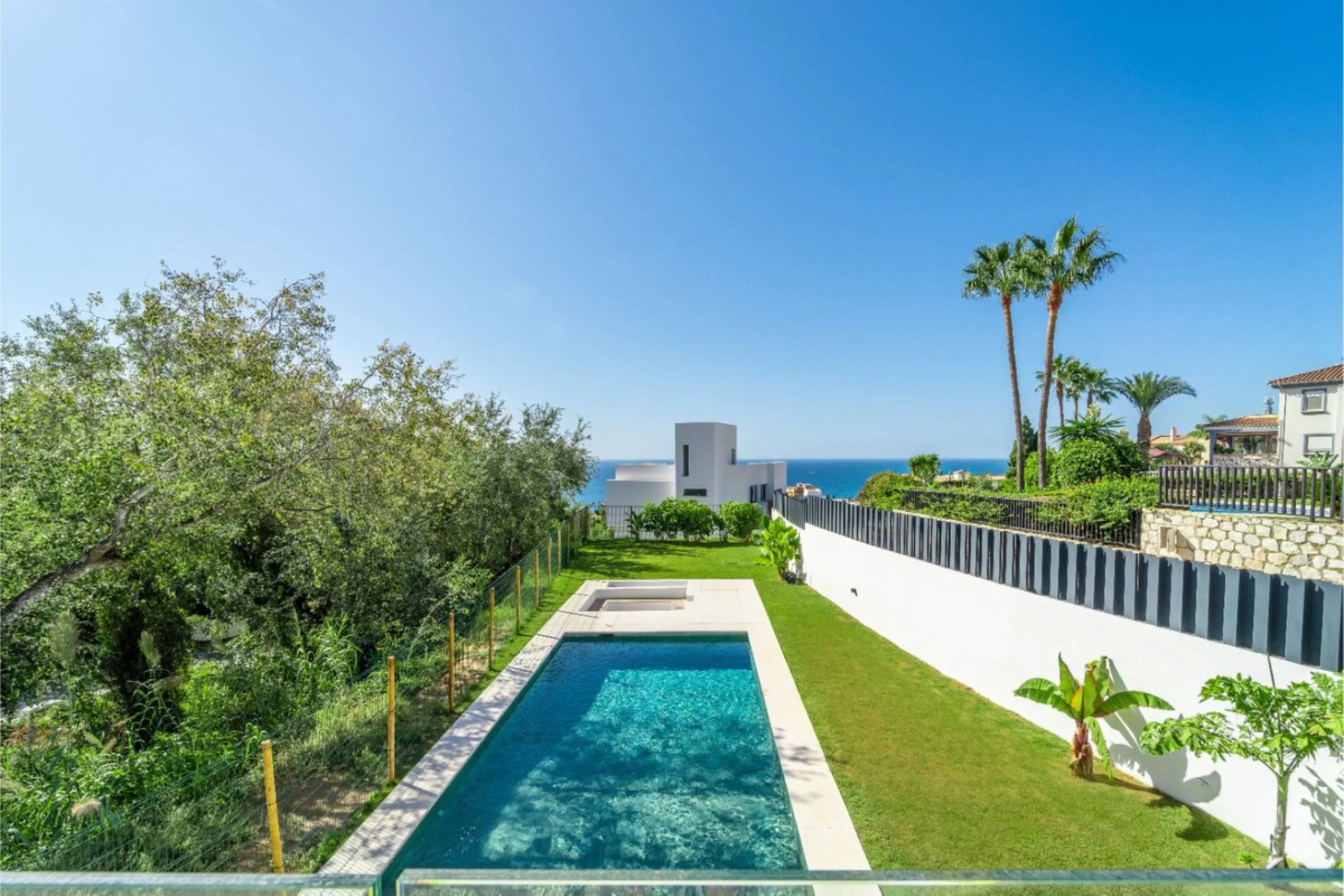 Great privacy. Undistracted amazing South orientacion. Convenient position with: • Only 5 minutes from A7 highway • Only 5 minutes to Benalmadena Old Town. • Only 5 minutes to Beach and Benalmadena Coast zone. •Only 20/30 minutes to Fuengirola and Marbell