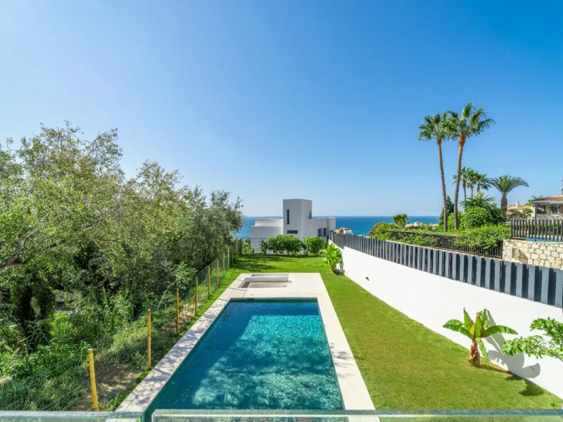 Great privacy. Undistracted amazing South orientacion. Convenient position with: • Only 5 minutes from A7 highway • Only 5 minutes to Benalmadena Old Town. • Only 5 minutes to Beach and Benalmadena Coast zone. •Only 20/30 minutes to Fuengirola and Marbell