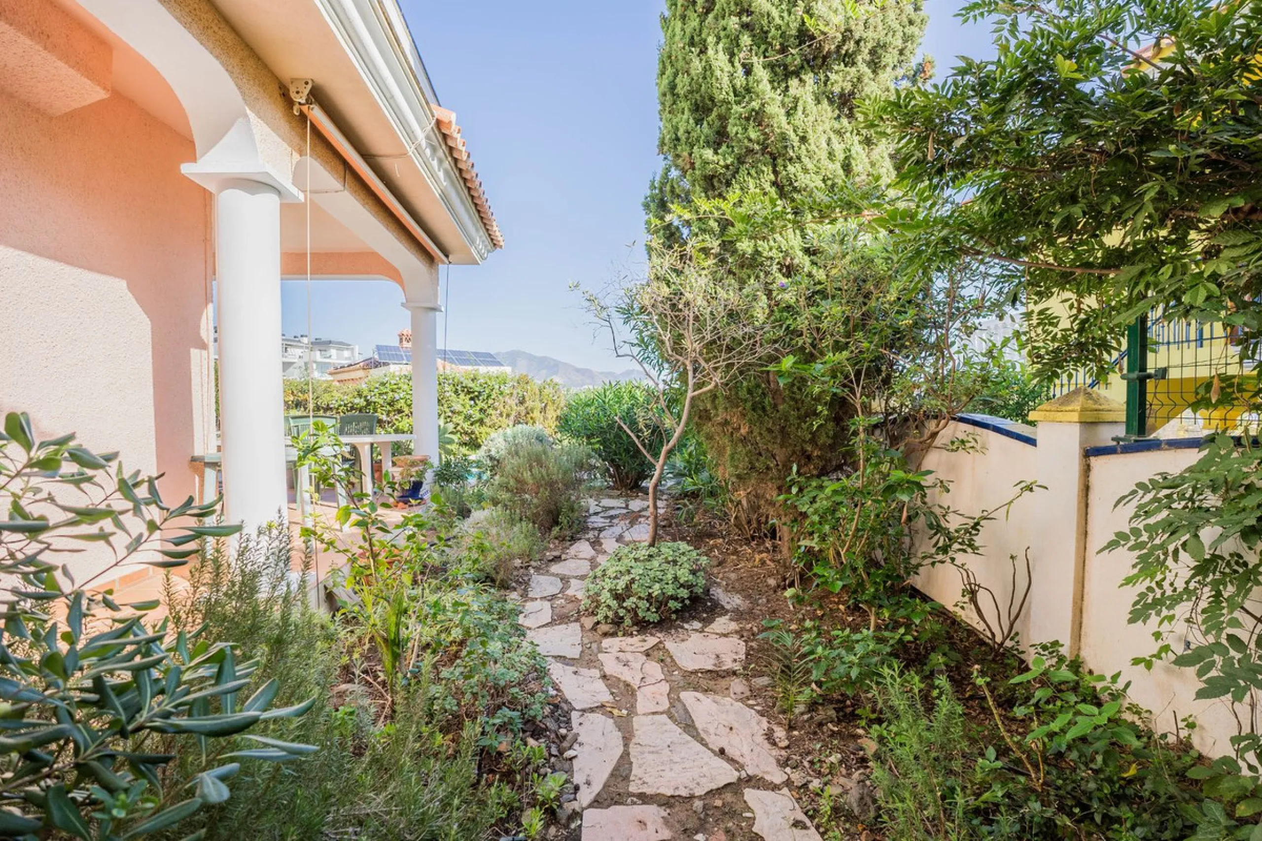 This villa is located in an elevated and quiet residential area of Fuengirola, offering completely open views towards Sohail Castle, the sea and the surrounding mountains. The position and orientation of the property provide excellent natural light and a 