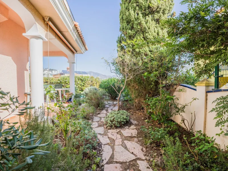 This villa is located in an elevated and quiet residential area of Fuengirola, offering completely open views towards Sohail Castle, the sea and the surrounding mountains. The position and orientation of the property provide excellent natural light and a 