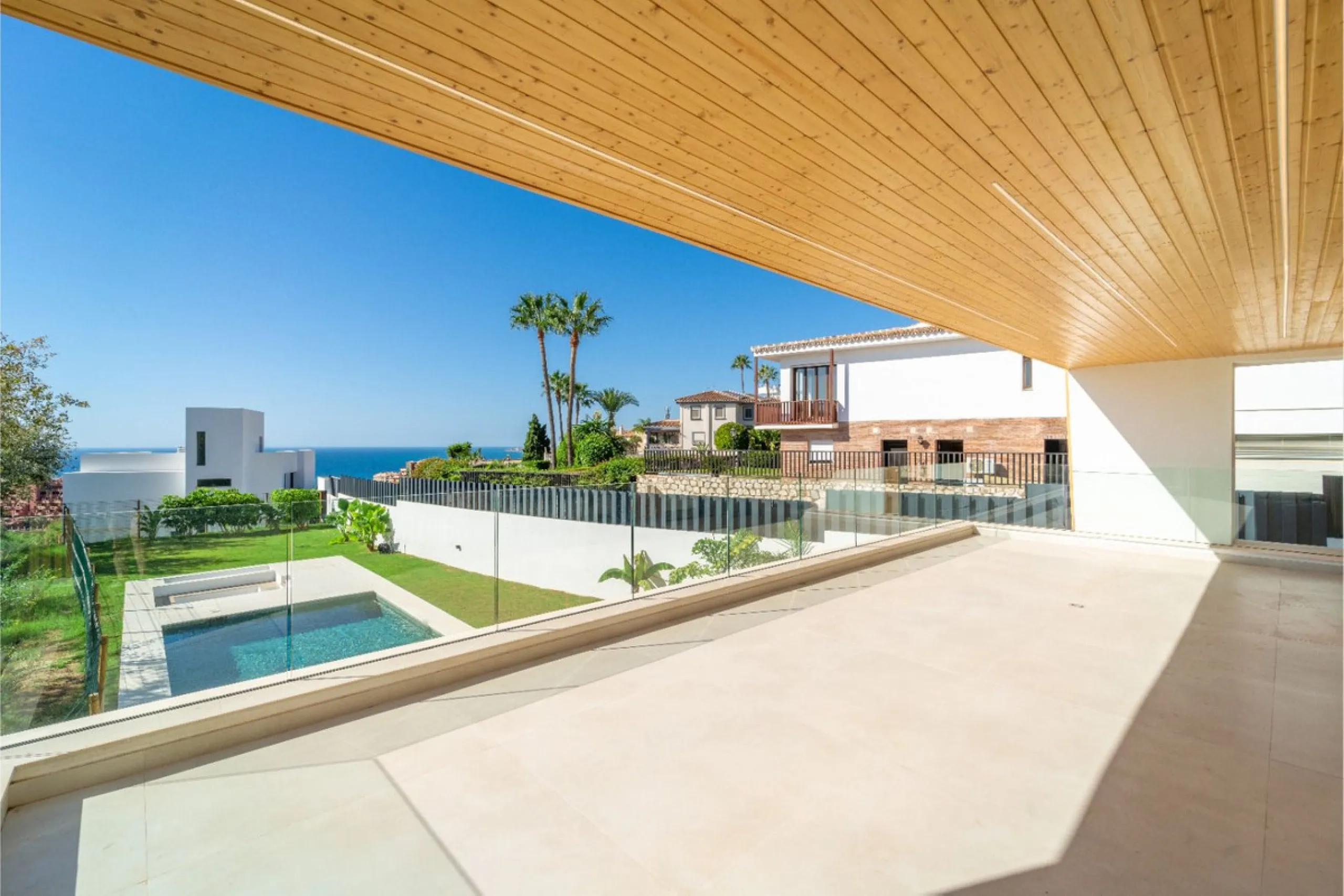 Great privacy. Undistracted amazing South orientacion. Convenient position with: • Only 5 minutes from A7 highway • Only 5 minutes to Benalmadena Old Town. • Only 5 minutes to Beach and Benalmadena Coast zone. •Only 20/30 minutes to Fuengirola and Marbell