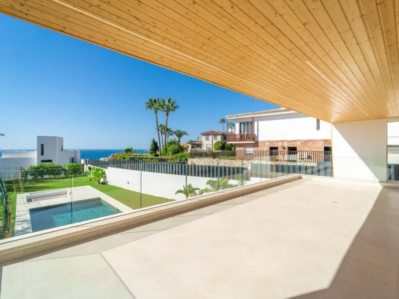 Great privacy. Undistracted amazing South orientacion. Convenient position with: • Only 5 minutes from A7 highway • Only 5 minutes to Benalmadena Old Town. • Only 5 minutes to Beach and Benalmadena Coast zone. •Only 20/30 minutes to Fuengirola and Marbell