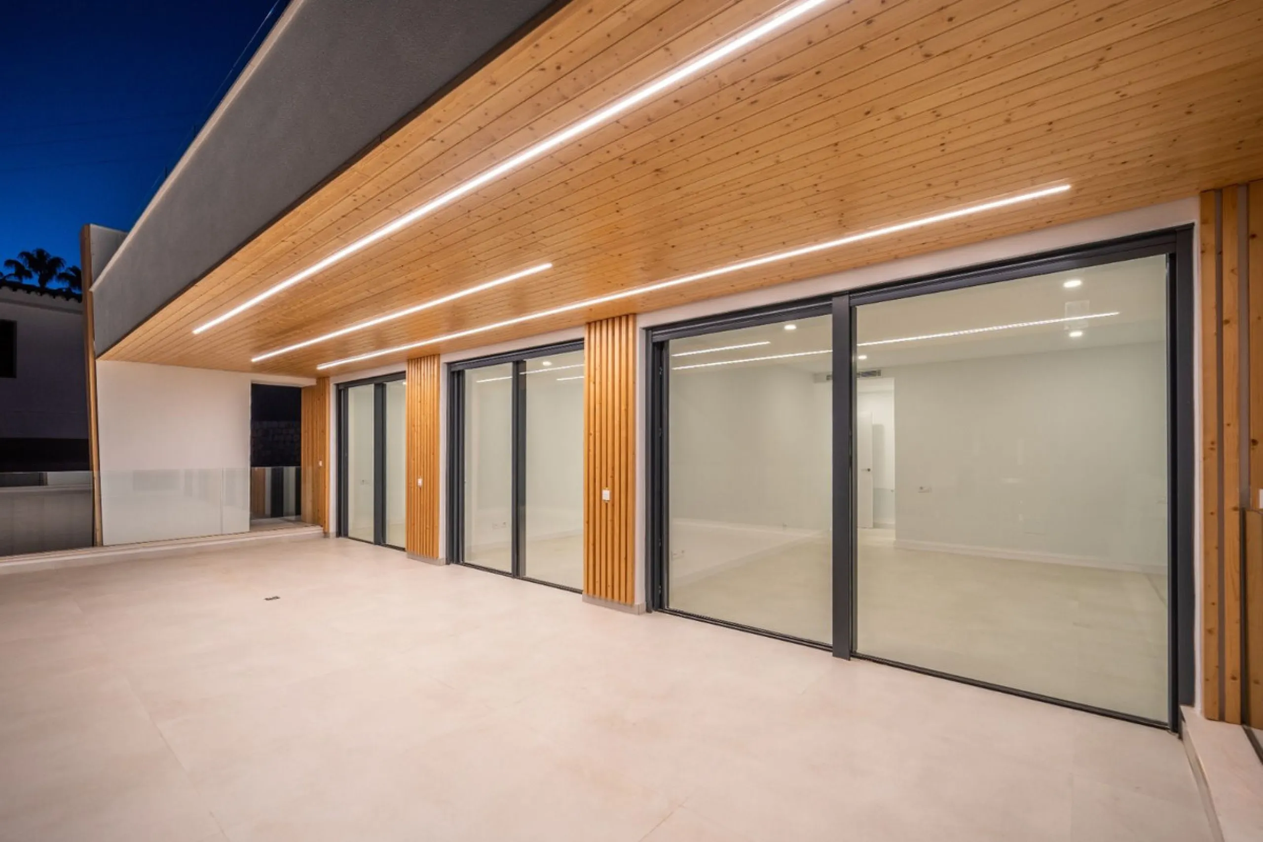 Great privacy. Undistracted amazing South orientacion. Convenient position with: • Only 5 minutes from A7 highway • Only 5 minutes to Benalmadena Old Town. • Only 5 minutes to Beach and Benalmadena Coast zone. •Only 20/30 minutes to Fuengirola and Marbell