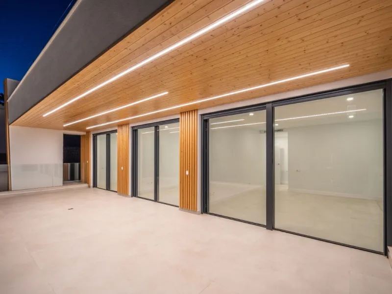 Great privacy. Undistracted amazing South orientacion. Convenient position with: • Only 5 minutes from A7 highway • Only 5 minutes to Benalmadena Old Town. • Only 5 minutes to Beach and Benalmadena Coast zone. •Only 20/30 minutes to Fuengirola and Marbell