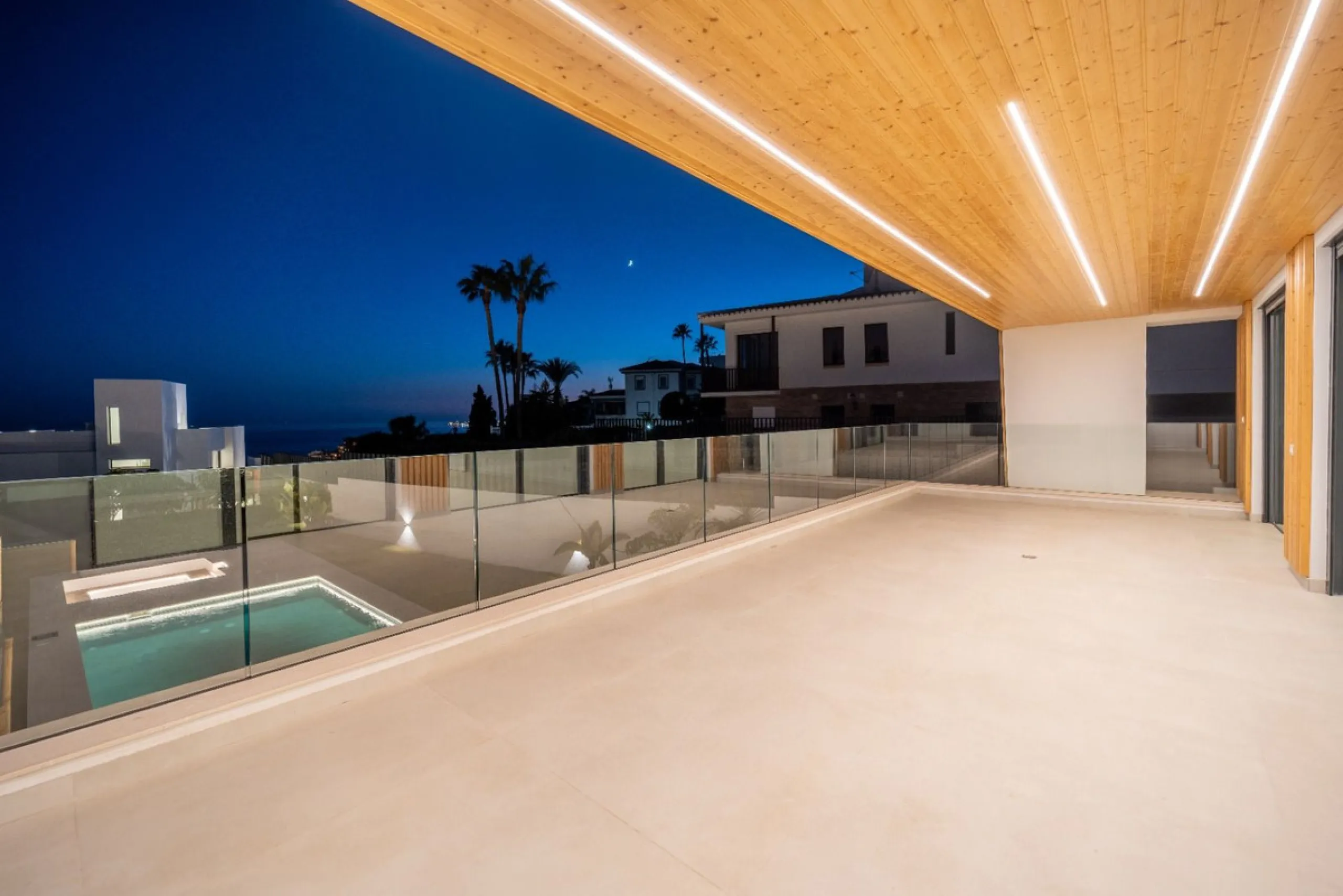 Great privacy. Undistracted amazing South orientacion. Convenient position with: • Only 5 minutes from A7 highway • Only 5 minutes to Benalmadena Old Town. • Only 5 minutes to Beach and Benalmadena Coast zone. •Only 20/30 minutes to Fuengirola and Marbell