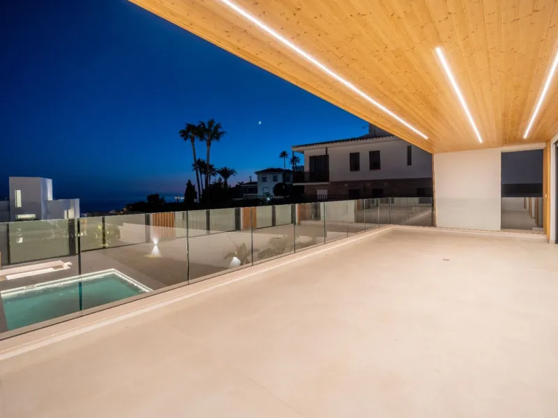 Great privacy. Undistracted amazing South orientacion. Convenient position with: • Only 5 minutes from A7 highway • Only 5 minutes to Benalmadena Old Town. • Only 5 minutes to Beach and Benalmadena Coast zone. •Only 20/30 minutes to Fuengirola and Marbell