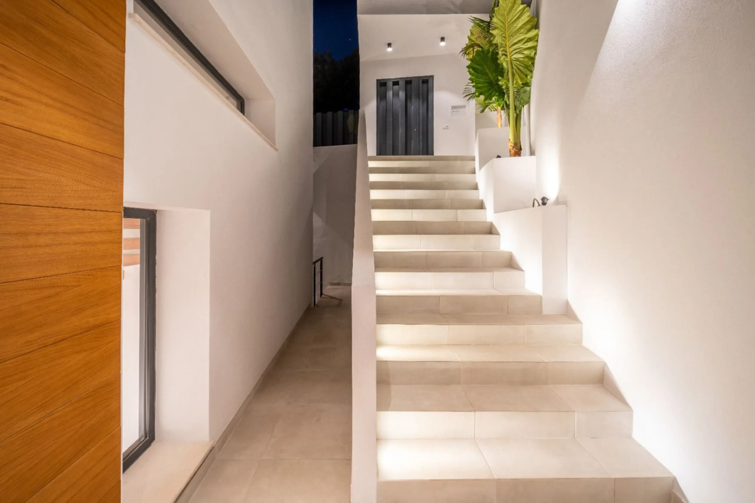 Great privacy. Undistracted amazing South orientacion. Convenient position with: • Only 5 minutes from A7 highway • Only 5 minutes to Benalmadena Old Town. • Only 5 minutes to Beach and Benalmadena Coast zone. •Only 20/30 minutes to Fuengirola and Marbell