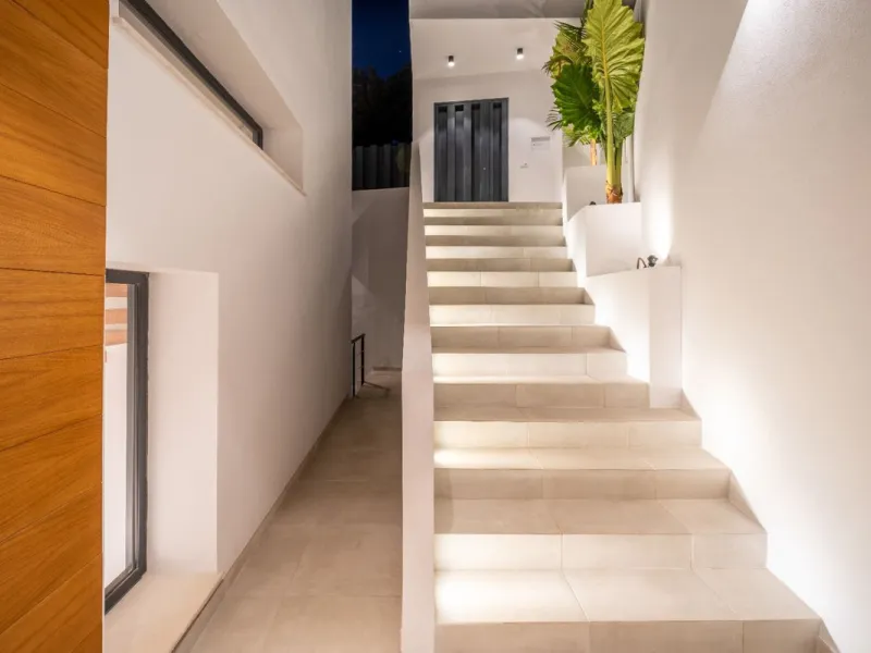 Great privacy. Undistracted amazing South orientacion. Convenient position with: • Only 5 minutes from A7 highway • Only 5 minutes to Benalmadena Old Town. • Only 5 minutes to Beach and Benalmadena Coast zone. •Only 20/30 minutes to Fuengirola and Marbell