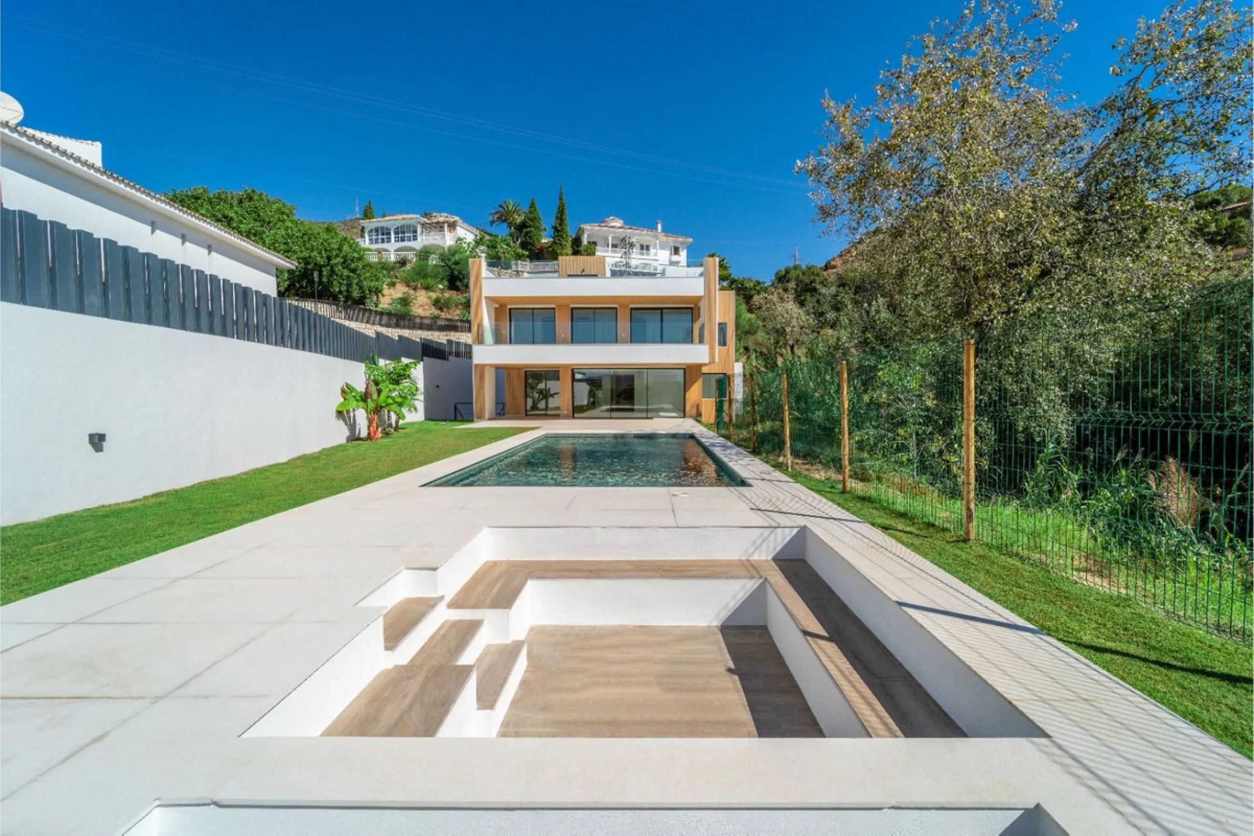 Great privacy. Undistracted amazing South orientacion. Convenient position with: • Only 5 minutes from A7 highway • Only 5 minutes to Benalmadena Old Town. • Only 5 minutes to Beach and Benalmadena Coast zone. •Only 20/30 minutes to Fuengirola and Marbell