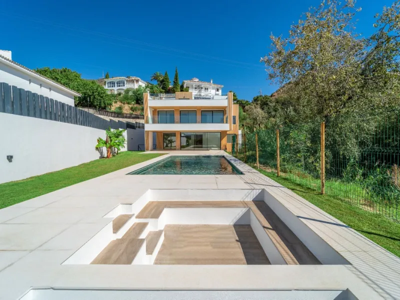Great privacy. Undistracted amazing South orientacion. Convenient position with: • Only 5 minutes from A7 highway • Only 5 minutes to Benalmadena Old Town. • Only 5 minutes to Beach and Benalmadena Coast zone. •Only 20/30 minutes to Fuengirola and Marbell
