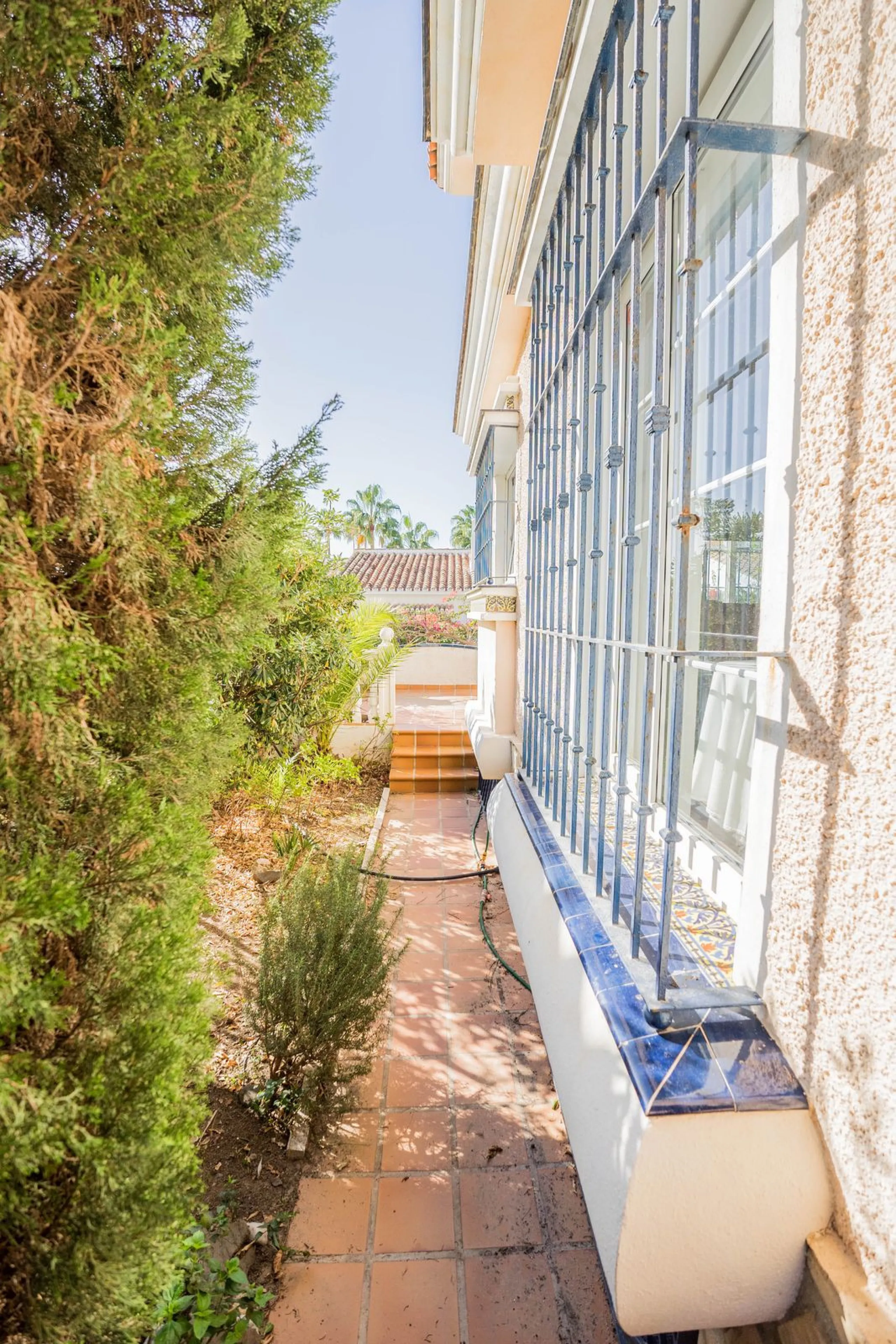 This villa is located in an elevated and quiet residential area of Fuengirola, offering completely open views towards Sohail Castle, the sea and the surrounding mountains. The position and orientation of the property provide excellent natural light and a 