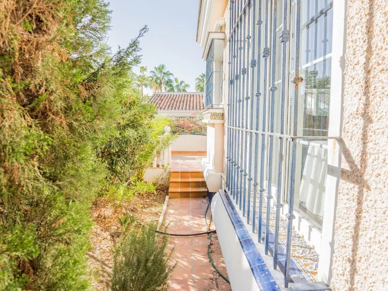 This villa is located in an elevated and quiet residential area of Fuengirola, offering completely open views towards Sohail Castle, the sea and the surrounding mountains. The position and orientation of the property provide excellent natural light and a 