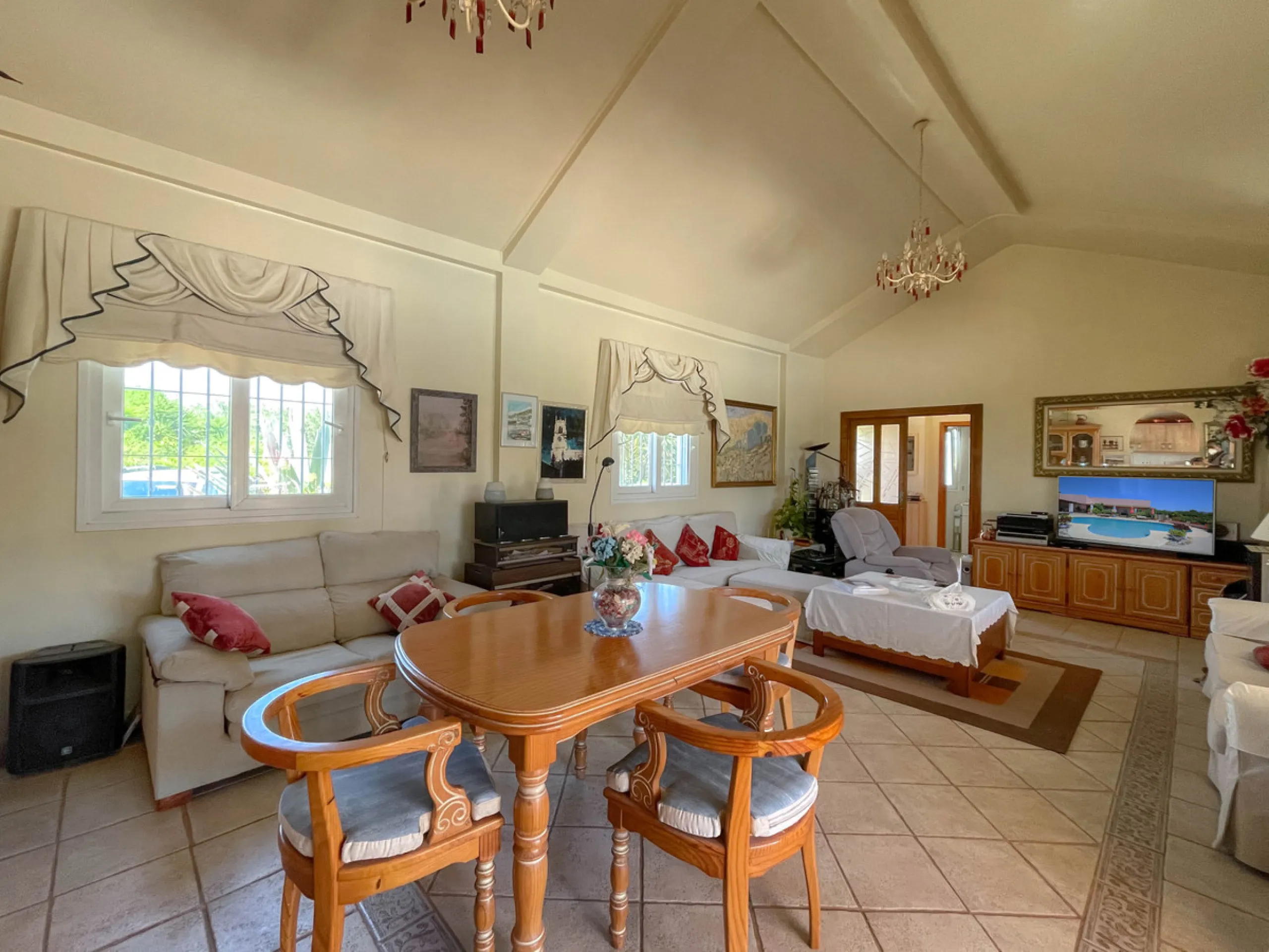 Geräumige Villa mit separatem Gästeappartement in ruhiger Lage