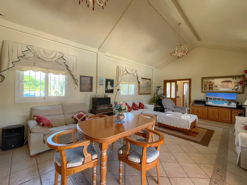 Geräumige Villa mit separatem Gästeappartement in ruhiger Lage