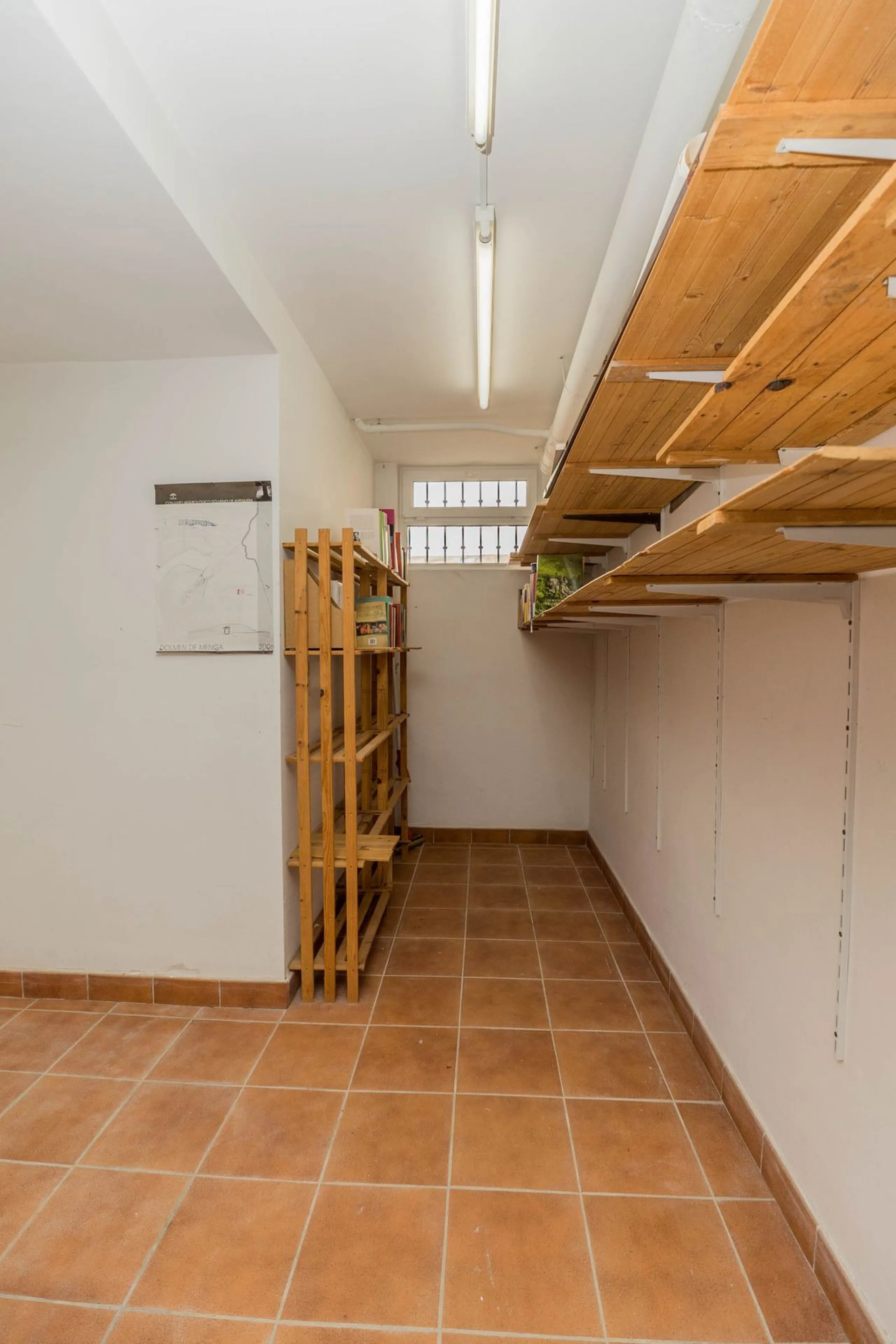 This villa is located in an elevated and quiet residential area of Fuengirola, offering completely open views towards Sohail Castle, the sea and the surrounding mountains. The position and orientation of the property provide excellent natural light and a 
