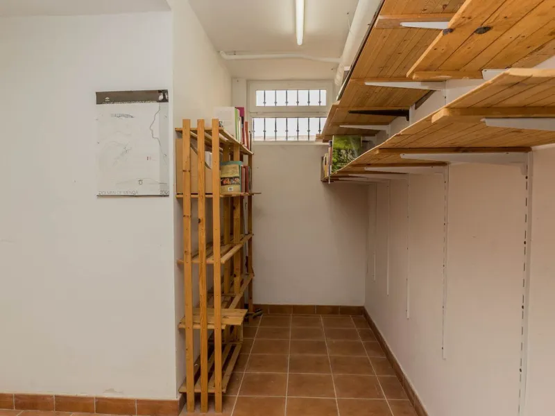 This villa is located in an elevated and quiet residential area of Fuengirola, offering completely open views towards Sohail Castle, the sea and the surrounding mountains. The position and orientation of the property provide excellent natural light and a 