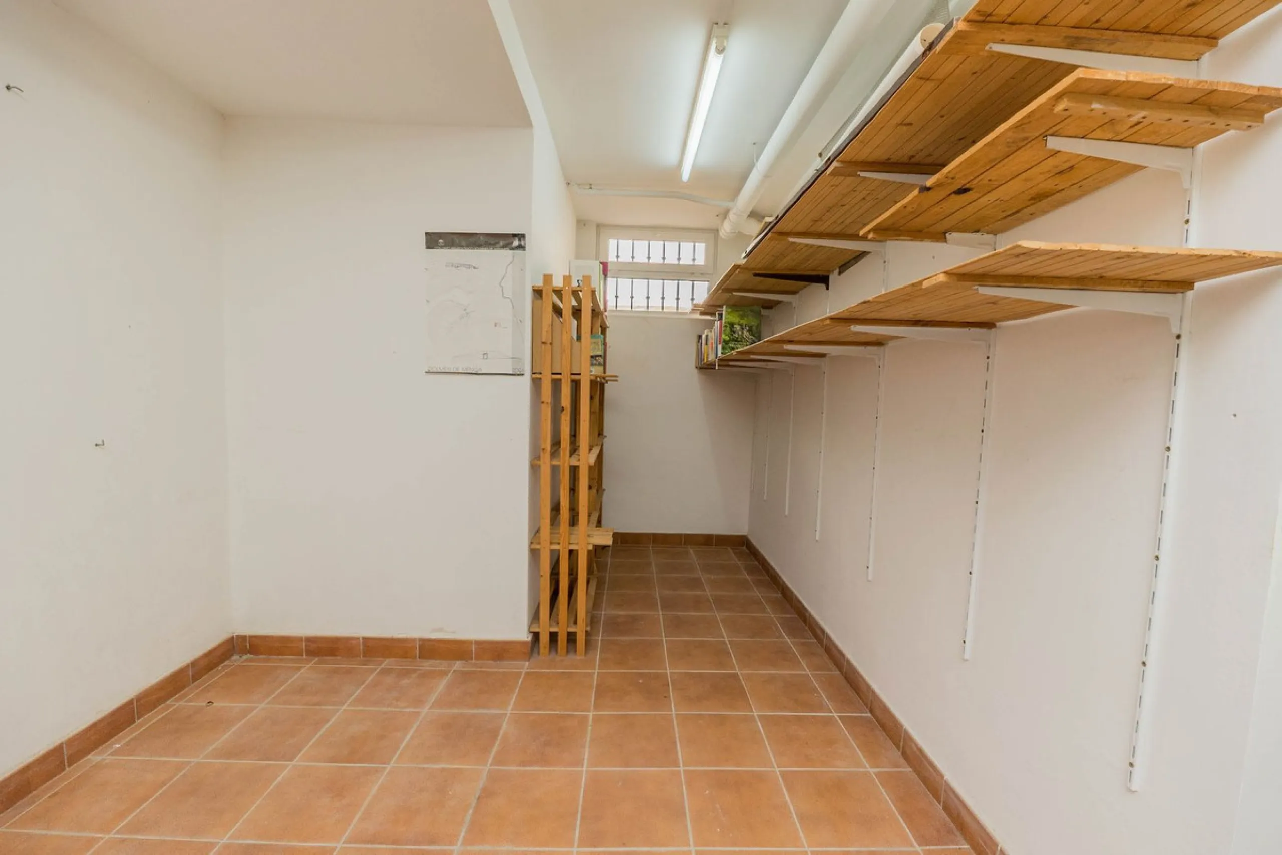 This villa is located in an elevated and quiet residential area of Fuengirola, offering completely open views towards Sohail Castle, the sea and the surrounding mountains. The position and orientation of the property provide excellent natural light and a 