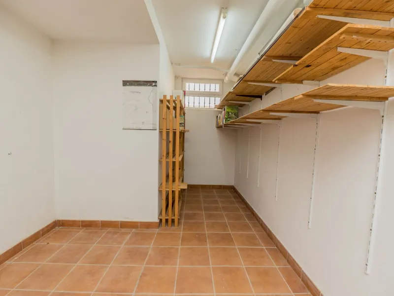This villa is located in an elevated and quiet residential area of Fuengirola, offering completely open views towards Sohail Castle, the sea and the surrounding mountains. The position and orientation of the property provide excellent natural light and a 