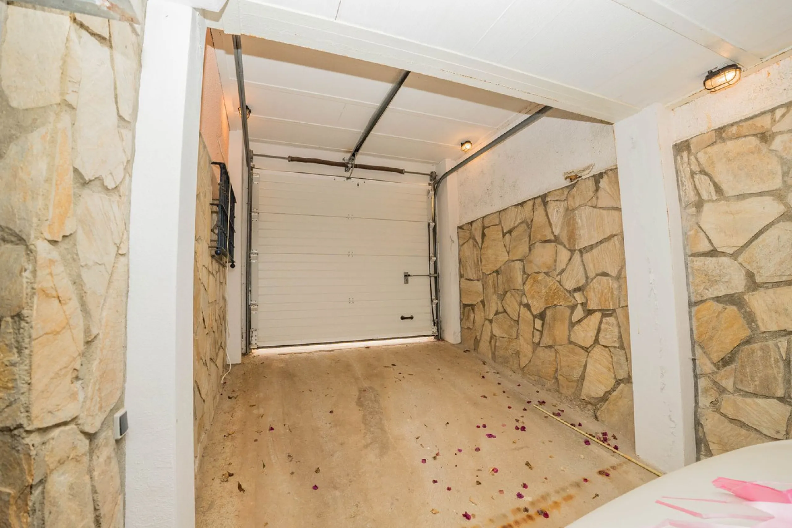 This villa is located in an elevated and quiet residential area of Fuengirola, offering completely open views towards Sohail Castle, the sea and the surrounding mountains. The position and orientation of the property provide excellent natural light and a 