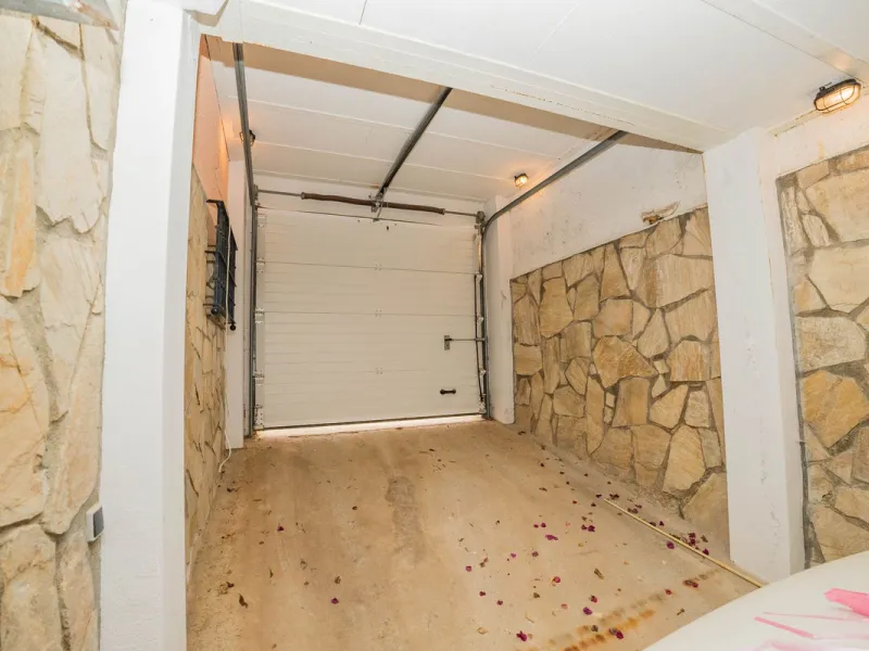 This villa is located in an elevated and quiet residential area of Fuengirola, offering completely open views towards Sohail Castle, the sea and the surrounding mountains. The position and orientation of the property provide excellent natural light and a 