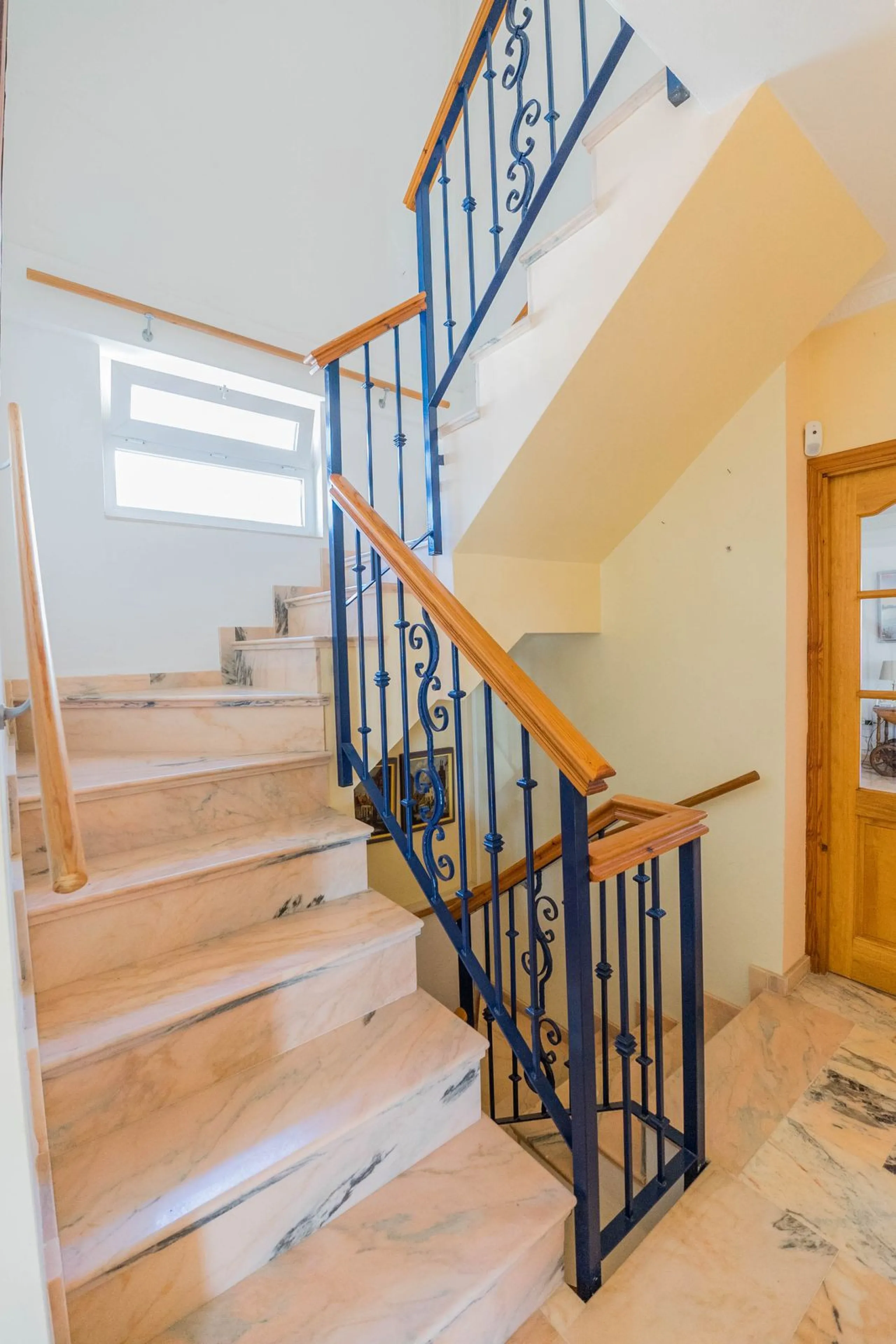 This villa is located in an elevated and quiet residential area of Fuengirola, offering completely open views towards Sohail Castle, the sea and the surrounding mountains. The position and orientation of the property provide excellent natural light and a 