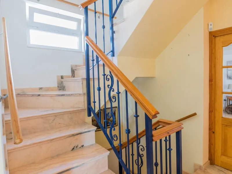 This villa is located in an elevated and quiet residential area of Fuengirola, offering completely open views towards Sohail Castle, the sea and the surrounding mountains. The position and orientation of the property provide excellent natural light and a 