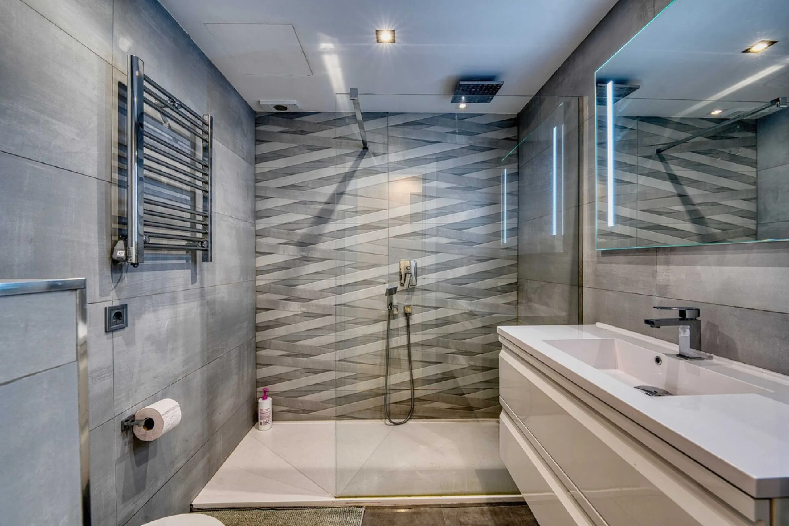 Great INvestment - return holiday rental 6%-7%  per year - 2 AMAZING BEACHFRONT  refurbished apartments earn directly income with existing bookings.  Situated on top of each other-  each 2 bedrooms 2 bathrooms- 2 new kitchen -2 new living dining area - al