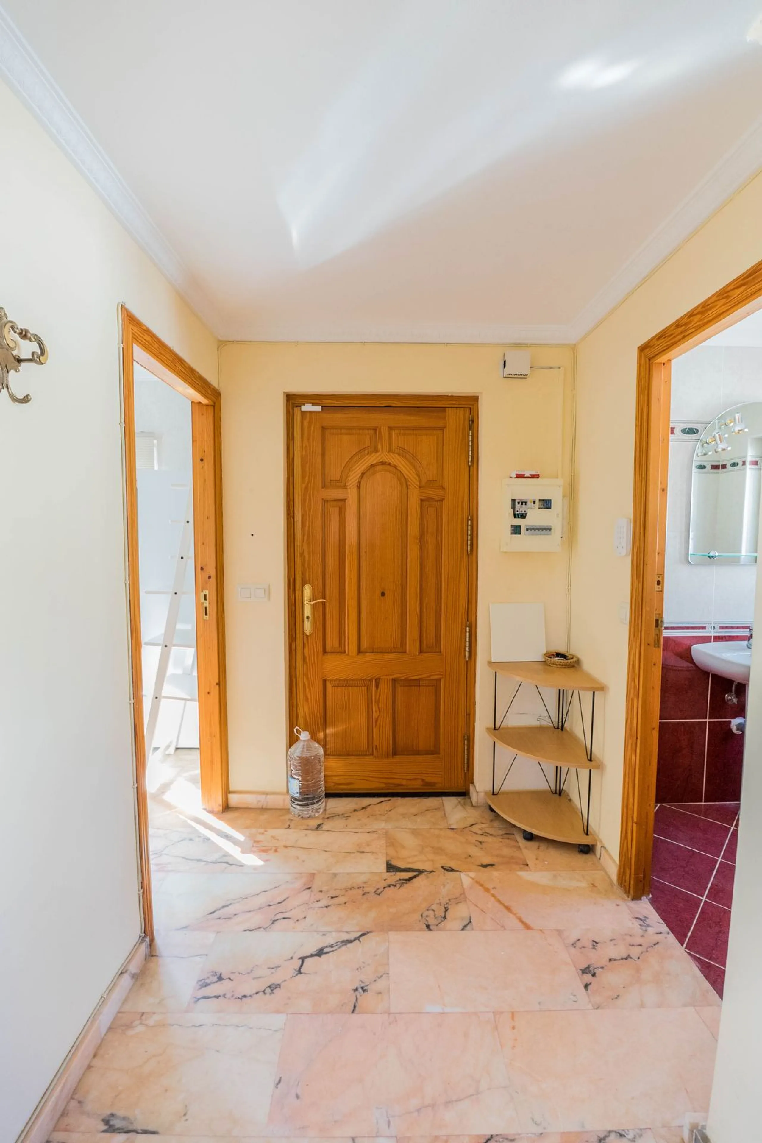 This villa is located in an elevated and quiet residential area of Fuengirola, offering completely open views towards Sohail Castle, the sea and the surrounding mountains. The position and orientation of the property provide excellent natural light and a 