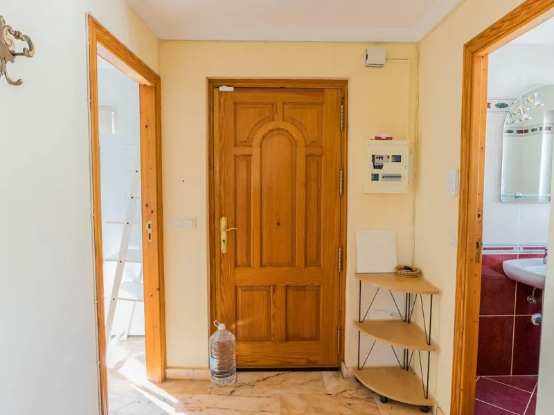 This villa is located in an elevated and quiet residential area of Fuengirola, offering completely open views towards Sohail Castle, the sea and the surrounding mountains. The position and orientation of the property provide excellent natural light and a 